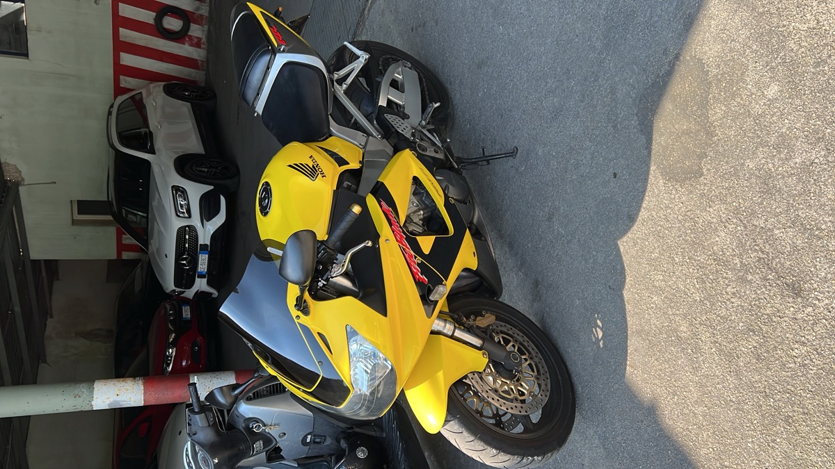 Honda CBR 929 Fireblade scatto 1