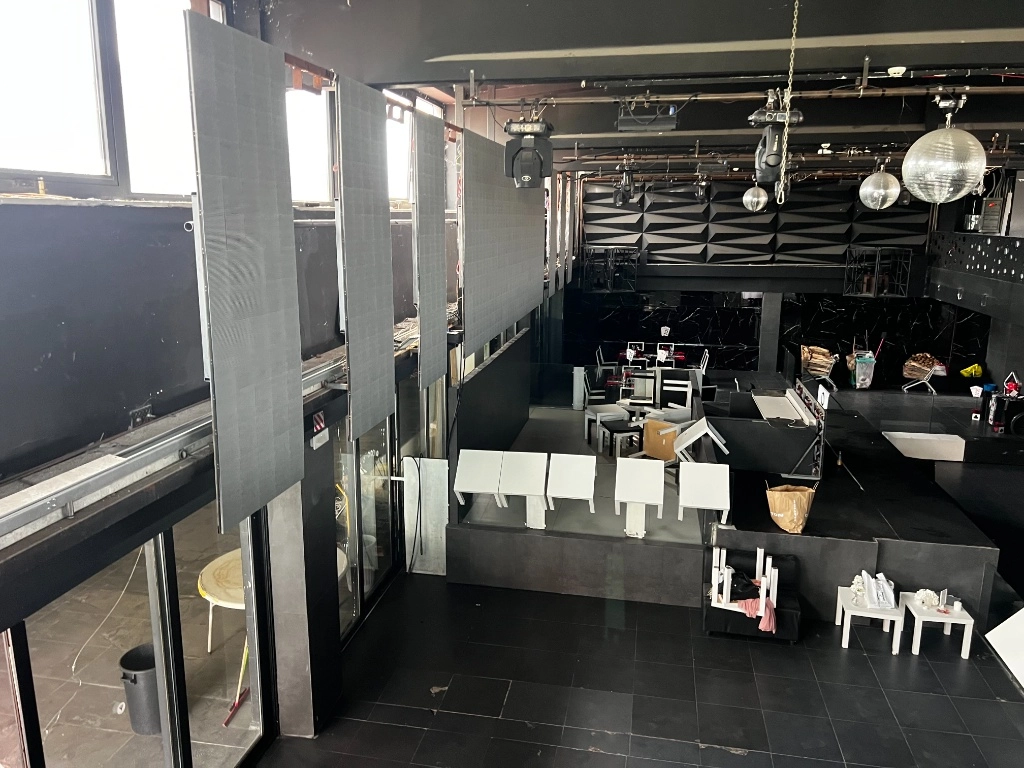 Installazione LED Wall professionale sospeso in discoteca