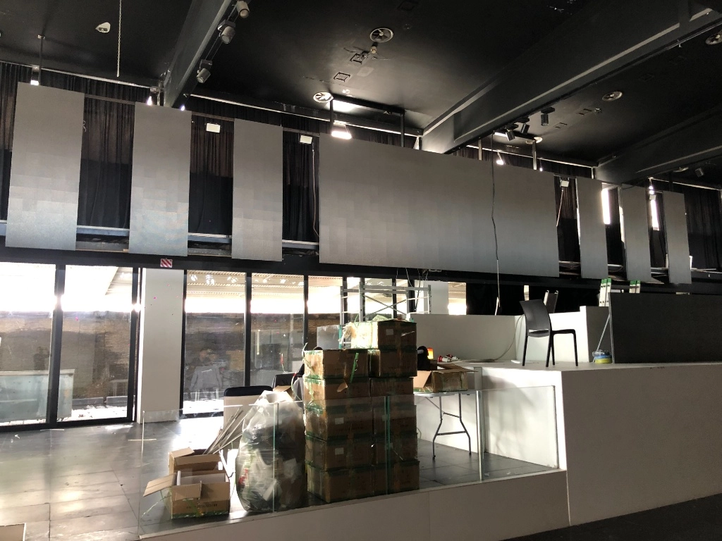 Dettaglio montaggio pannelli LED alta risoluzione per nightclub Napoli